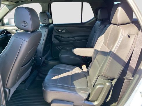 Used 2023 Chevrolet Traverse RS FWD image 25
