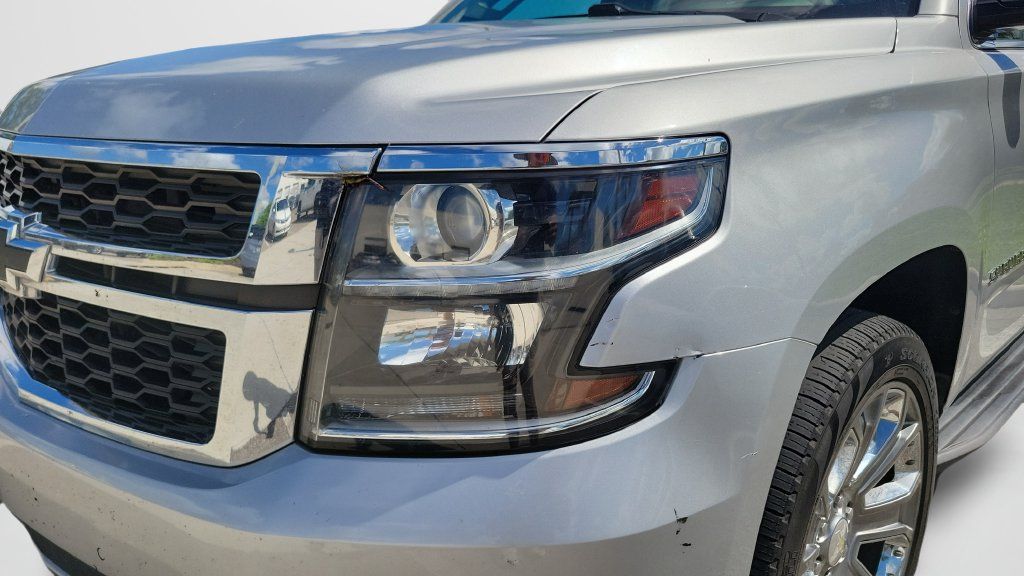 Used 2017 Chevrolet Suburban LT w/ Luxury Package RWD image 2