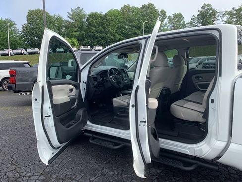 Used 2024 Nissan Titan SV w/ SV Convenience Package AWD/4WD image 17