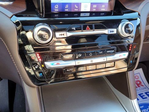 Used 2024 Ford Explorer King Ranch w/ Technology Package image 23