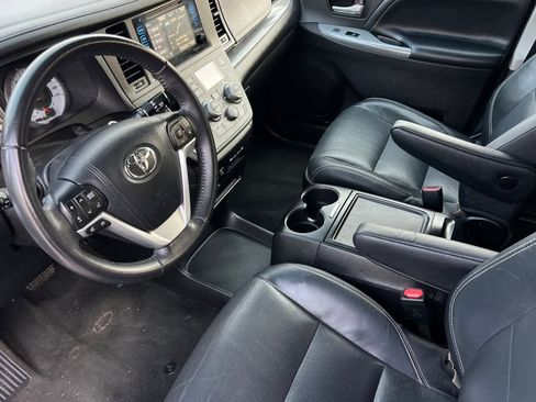 Used 2017 Toyota Sienna SE image 12