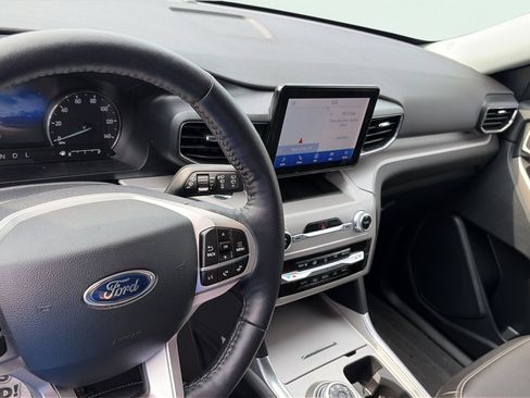 Used 2023 Ford Explorer XLT w/ Equipment Group 202A AWD/4WD image 21