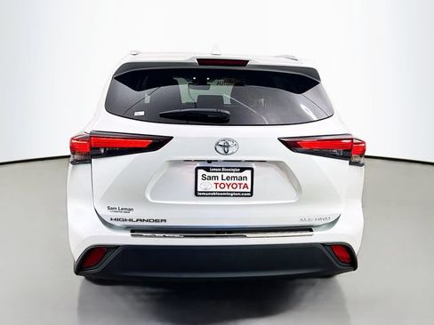 Used 2024 Toyota Highlander XLE AWD/4WD image 6