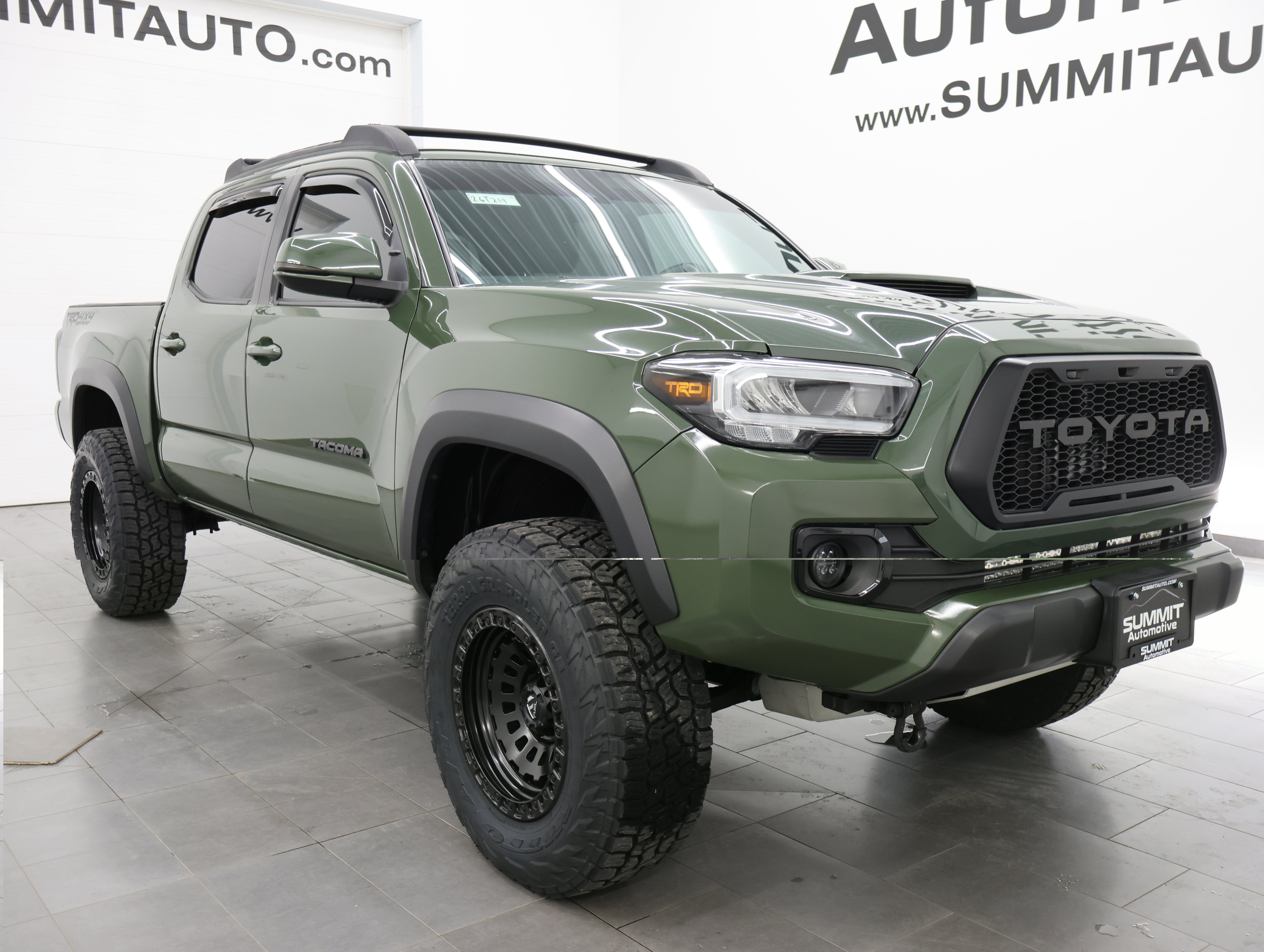 Used 2021 Toyota Tacoma TRD Off-Road w/ TRD Premium Off Road Package AWD/4WD image 2
