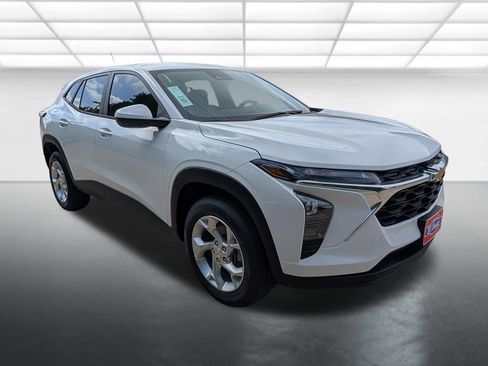 New 2026 Chevrolet Trax LS w/ LS Convenience Package FWD image 1