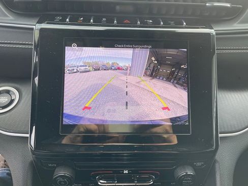 Used 2023 Jeep Grand Cherokee Laredo AWD/4WD image 21