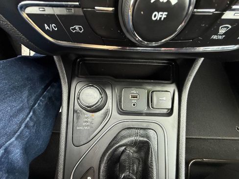 Used 2021 Jeep Cherokee Latitude Plus image 20