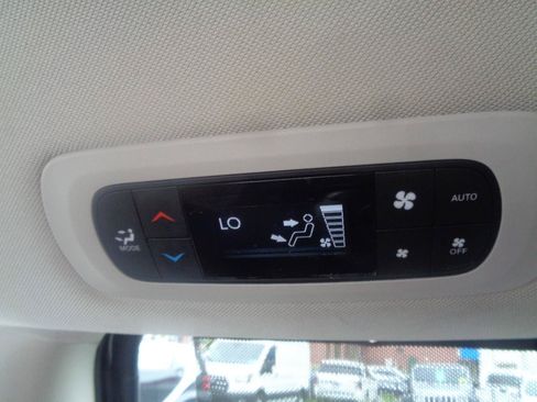Used 2020 Chrysler Pacifica Touring-L FWD image 28