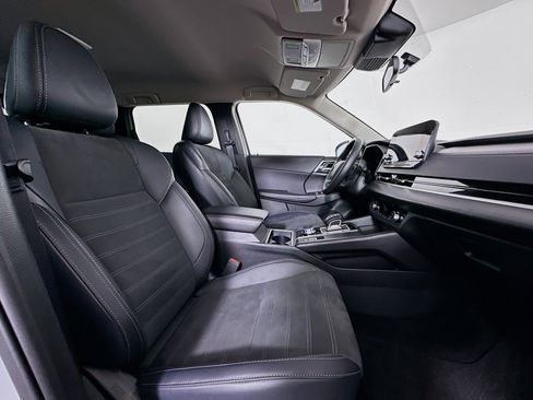 Used 2024 Mitsubishi Outlander SE Black Edition image 32