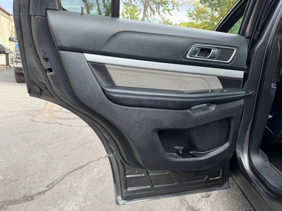 Used 2017 Ford Explorer XLT w/ Equipment Group 202A AWD/4WD image 18