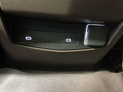 Used 2022 Cadillac Escalade Premium Luxury image 32