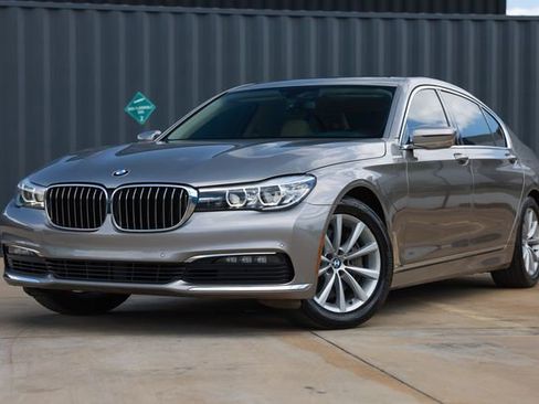Used 2018 BMW 740i image 1