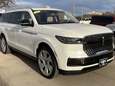 Used 2025 Lincoln Navigator L Reserve image 3