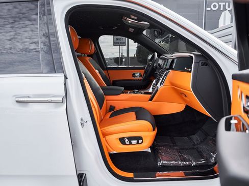 Used 2025 Rolls-Royce Cullinan AWD/4WD image 32