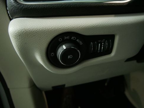 Used 2024 Chrysler Pacifica Limited image 17