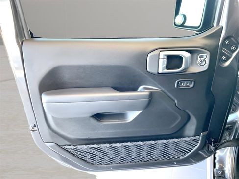 Used 2025 Jeep Gladiator Nighthawk image 11