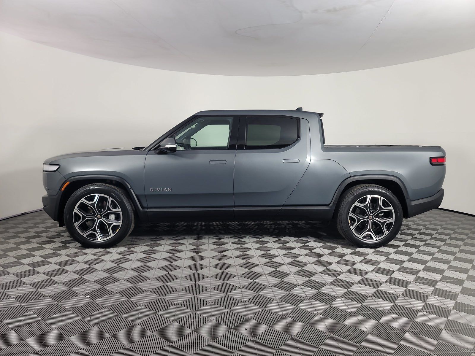 Used 2024 Rivian R1T Adventure Dual AWD/4WD image 2