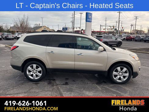 Used 2017 Chevrolet Traverse LT w/ Style and Technology Package FWD image 6