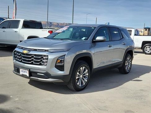 Used 2025 Chevrolet Equinox LT AWD/4WD image 2