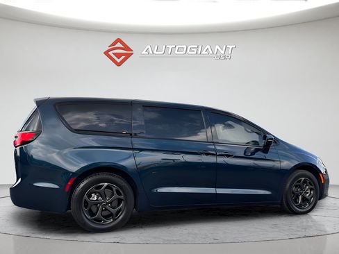 Used 2022 Chrysler Pacifica Touring-L w/ S Appearance Package FWD image 8