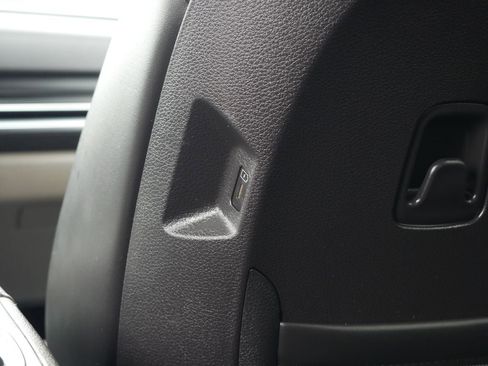 Used 2025 Kia Carnival FWD image 30