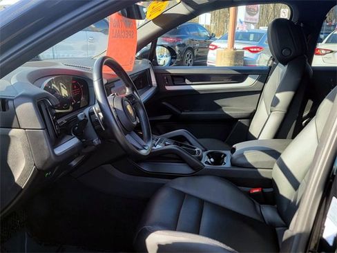 Used 2024 Porsche Cayenne image 11