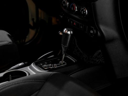 Used 2017 Jeep Wrangler Unlimited Sahara w/ Connectivity Group image 28