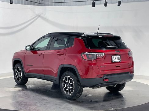 Used 2026 Jeep Compass Trailhawk AWD/4WD image 14