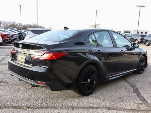 Used 2025 Toyota Camry SE image 4