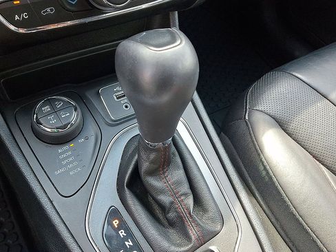 Used 2019 Jeep Cherokee Trailhawk AWD/4WD image 18