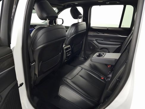 Used 2024 Jeep Grand Cherokee Limited w/ Luxury Tech Group II image 37