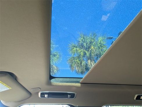 Used 2025 Land Rover Range Rover SE image 17