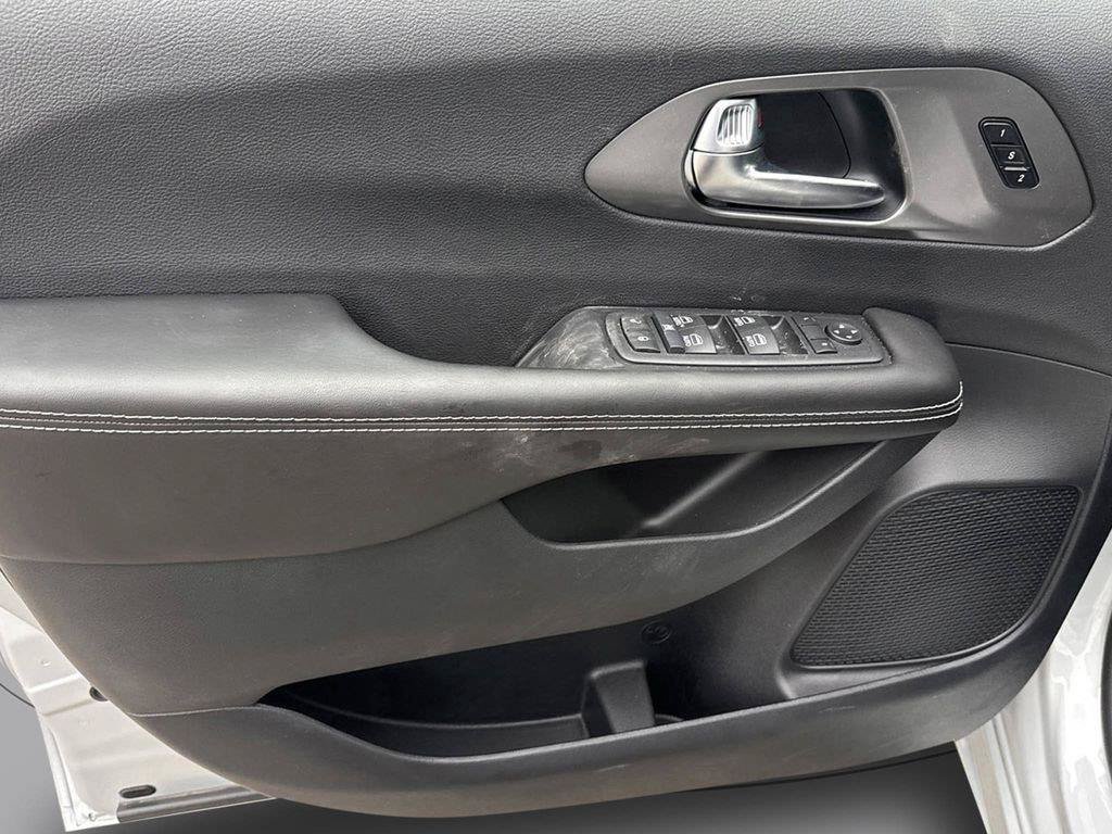New 2026 Chrysler Pacifica Select FWD image 28