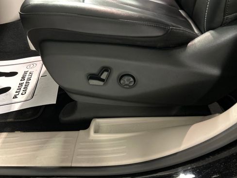 Used 2024 Chrysler Pacifica Touring-L image 13