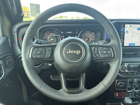 Used 2026 Jeep Wrangler Unlimited Rubicon AWD/4WD image 14