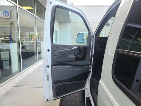 Used 2015 Chevrolet Express 2500 RWD image 23