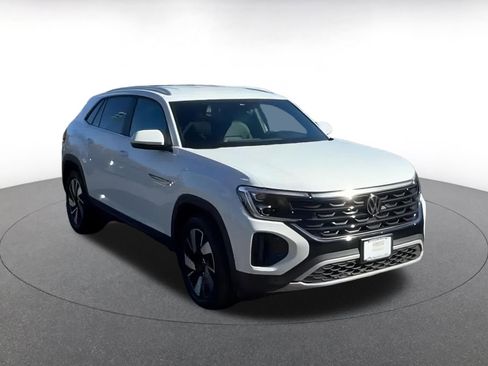 Used 2025 Volkswagen Atlas Cross Sport SE image 3