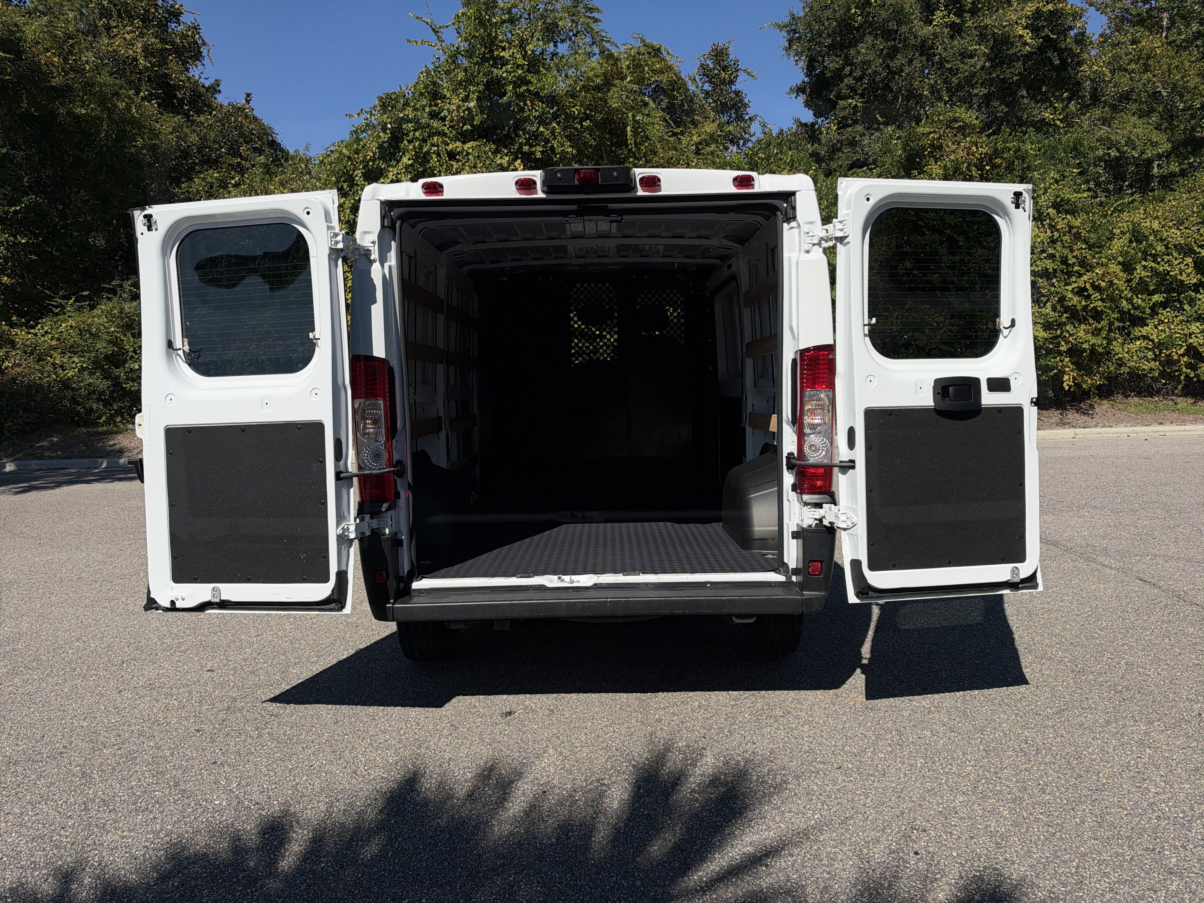 Used 2025 RAM ProMaster 2500 w/ U-Haul Equipment Group FWD image 30