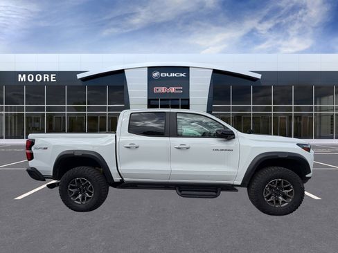 Used 2024 Chevrolet Colorado ZR2 w/ ZR2 Convenience Package III AWD/4WD image 3