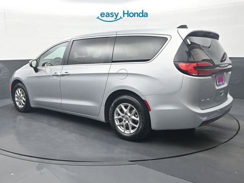 Used 2023 Chrysler Pacifica Touring-L FWD image 5