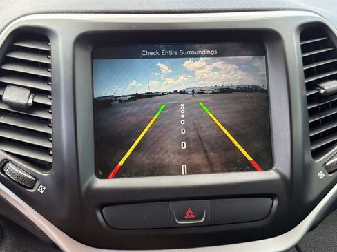 Used 2018 Jeep Cherokee Latitude Plus FWD image 21