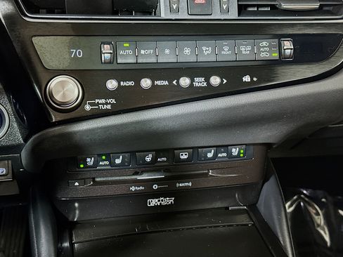 Used 2022 Lexus ES 300h w/ Accessory Package image 16