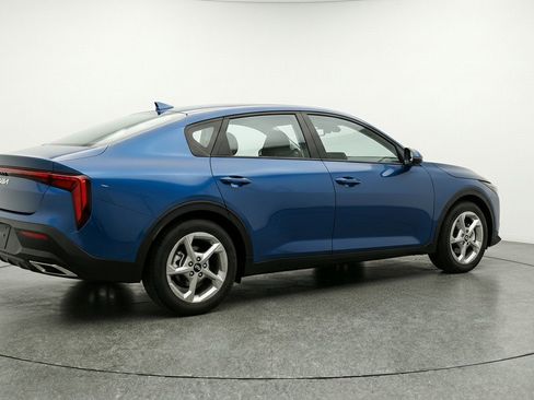 Used 2025 Kia K4 LXS image 9