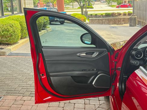 Used 2019 Alfa Romeo Giulia AWD image 22