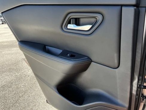 Used 2024 Nissan Rogue SV AWD/4WD image 17