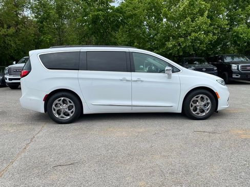 Used 2022 Chrysler Pacifica Limited FWD image 6