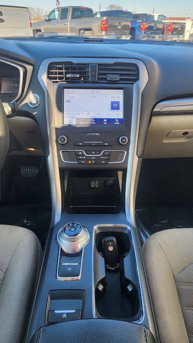 Used 2019 Ford Fusion SE FWD image 13
