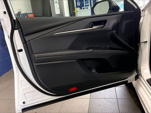 Used 2025 Toyota Camry SE FWD image 9