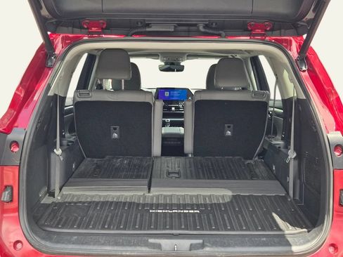 Used 2023 Toyota Highlander Limited FWD image 12