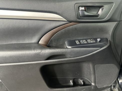 Used 2019 Toyota Highlander Plus AWD/4WD image 23